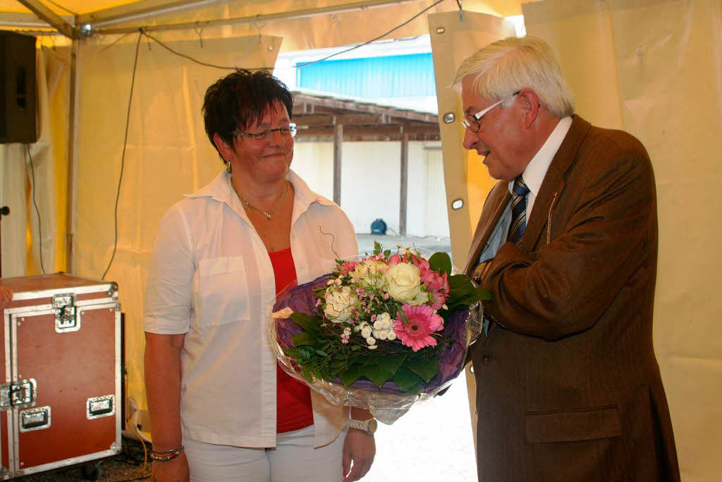 Sag es mit Blumen: Herbert Luckmann, Vorsitzender des Gewerbevereisn,  dankt Erika Gebhardt fr ihr Engagement.