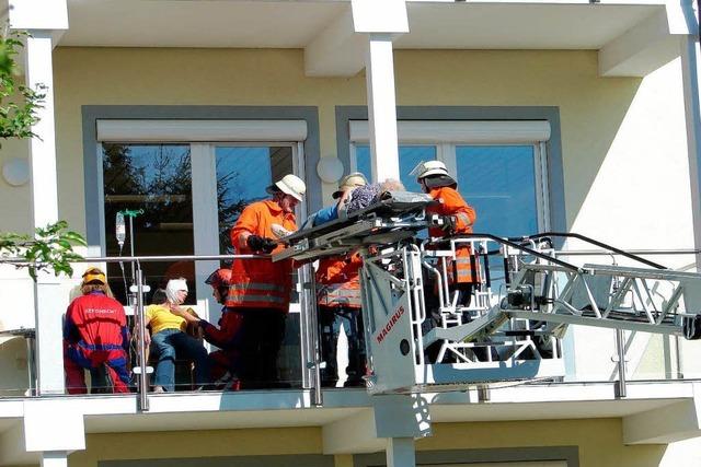 Fotos: Rettungsbung im Altenpflegeheim in Lffingen