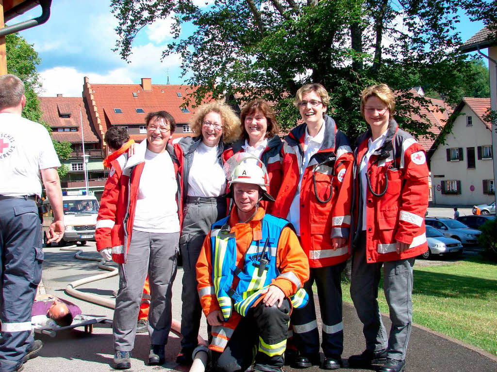 bung beendet, jetzt kann die Kameradschaft gepflegt werden. Rot-Kreuz-Damen aus Unadingen und Feuerwehrmann aus Lffingen.