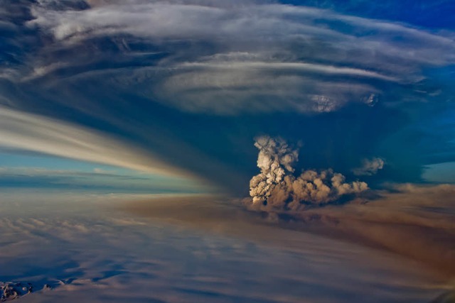 Zwischen 17 und 20 Kilometer hoch stieg die Rauchwolke nach dem Vulkanausbruch.  | Foto: dpa