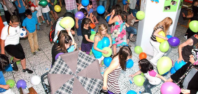 Mit Ballons in den Schulfarben Grn un...lssler die sanierte Schule in Besitz.  | Foto: Regine Ounas-Krusel