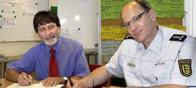 Partnerunterschrift: Rektor Christian ...n von der Polizeidirektion Offenburg.   | Foto: frank leonhardt