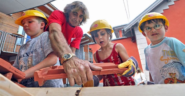 Lauter kleine Baumeister beim Dachdecken - Aktion der Bauhtte beim SAK-Fest.   | Foto: Barbara Ruda