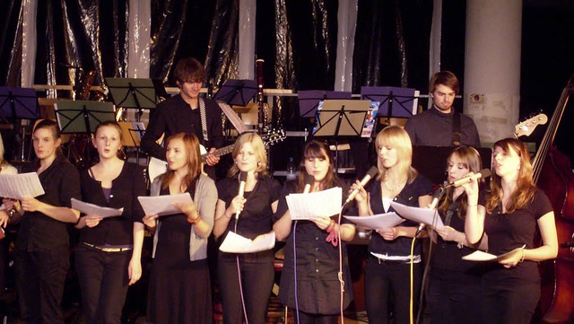 Instrumentalisten und Chor des Albert-Schweitzer-Abiturjahrgans beim Konzert.   | Foto: Helena Kiefer