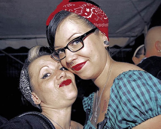 Stilecht auch diese beiden Rockabilly Fans. | Foto: Müller Stilecht auch diese beiden Rockabilly Fans. | Foto: Müller