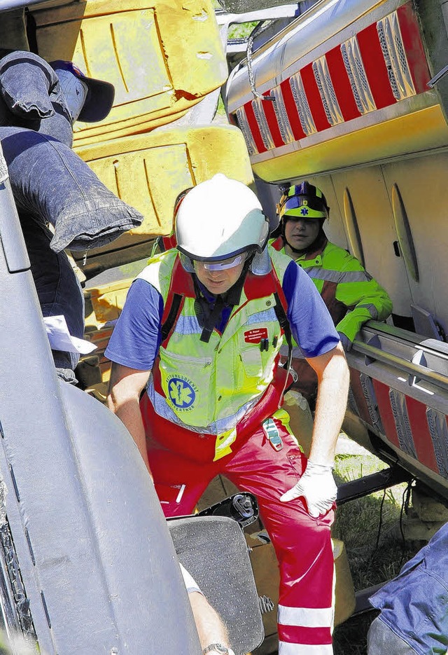 Retter durchsuchen einen umgestrzten ...rien wurden detailgetreu nachgestellt.  | Foto: Sprich