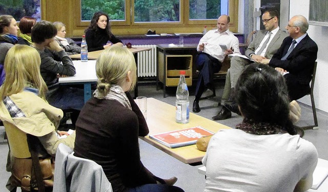 Infos aus erster Hand: Gymnasiasten h...anter von Ganter Interior in Kollnau.   | Foto: Schule