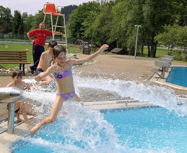 Hinein ins khle Nass: Das Todtmooser ...20; ist seit Sonntag wieder geffnet.   | Foto: Hans-Dieter Folles