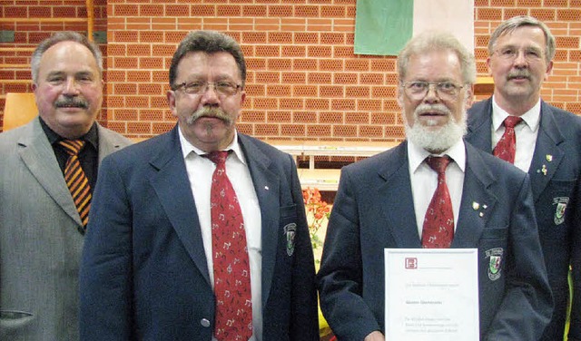 Egon Holland und Gnter Glembotzki (Zw...(links) und Bernd Engelsberger geehrt.  | Foto: Michael Gottstein