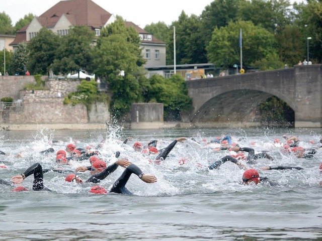 Brachten den Rhein zum Schumen: Die S...ngen am Inseli ins warme Flusswasser.   | Foto: Peter Gerigk