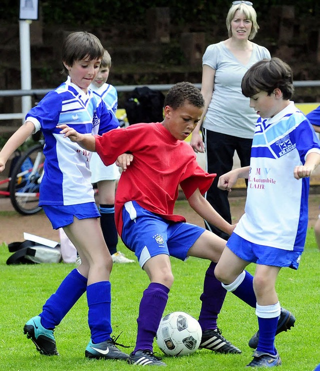 Fuball soll Buben und Mdchen noch Sp...nen auch ein Weg in die Vereine sein.   | Foto: wolfgang knstle