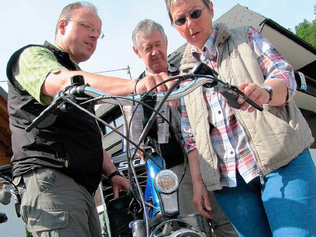 Funktioniert ganz einfach: Joachim Gf...t Gsten, wie man ein E-Bike bedient.   | Foto: Susanne Filz