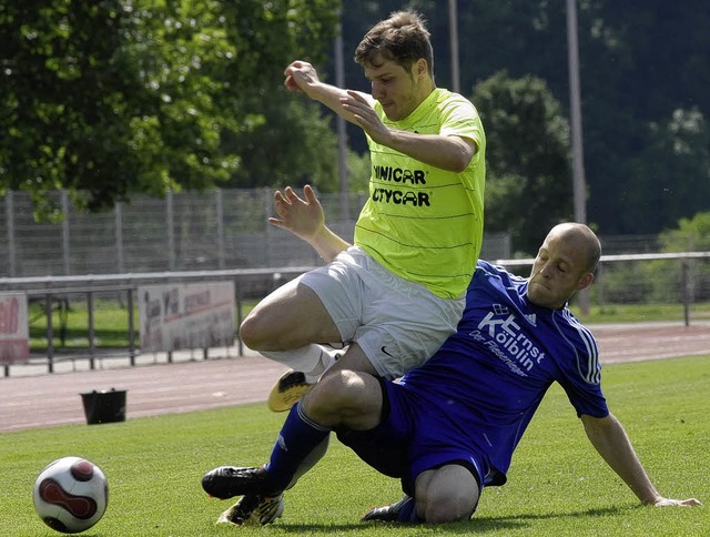 Simon Biesinger vom FCS, gestoppt von Manuel Strittmatter  | Foto: kaufhold