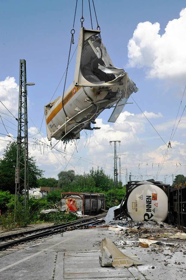 Am Haken: Der Talkum-Tankwagen wird zur Seite gehoben.   | Foto: V. Mnch