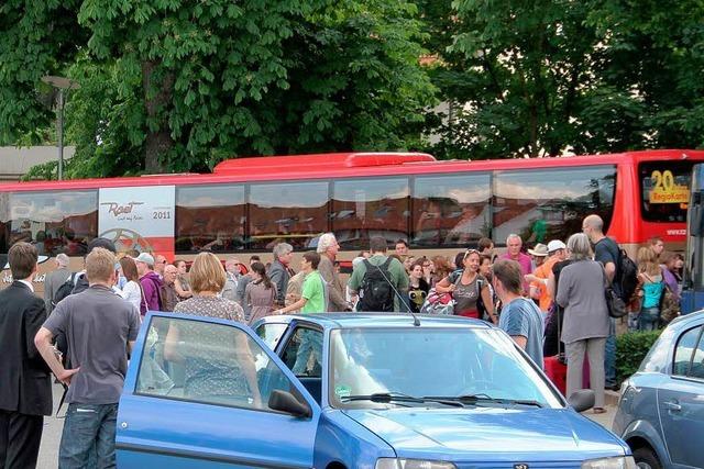 Zugunglck in Mllheim: Ersatzverkehr mit Bussen aus der Region