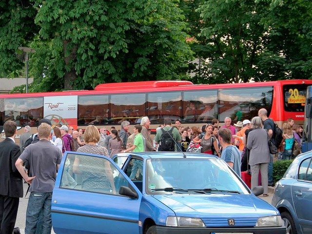 Ansturm auf die Busse des Schienenersatzverkehrs vor dem Heitersheimer Bahnhof.  | Foto: Sabine Model