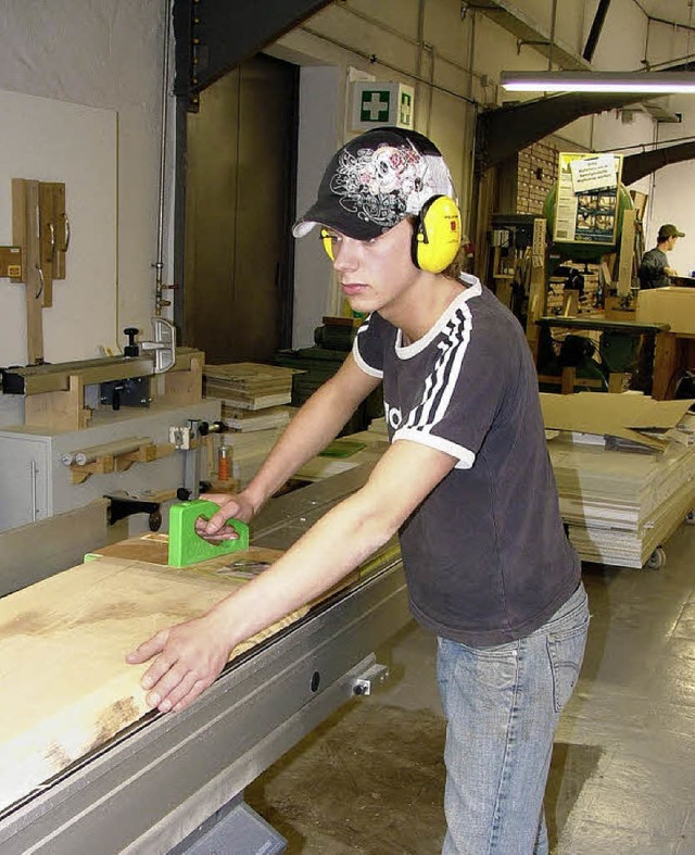 Holzmechaniker  sind Industriearbeiter...Tren und Rahmen in Serie herstellen.   | Foto: hdh/dpa