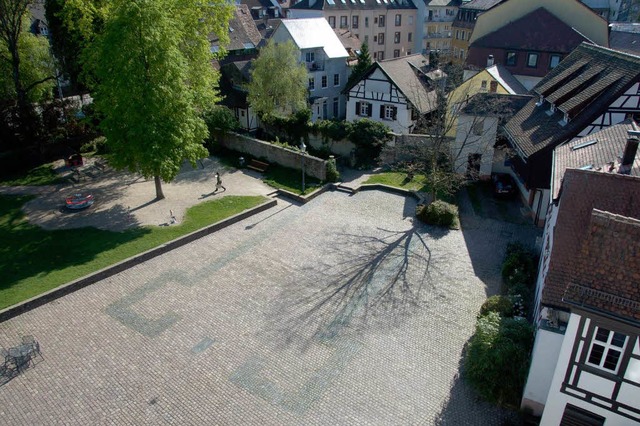 Deutlich sichtbar im Pflaster des Emme...s: die Umrisse der einstigen Synagoge.  | Foto: Marius Alexander