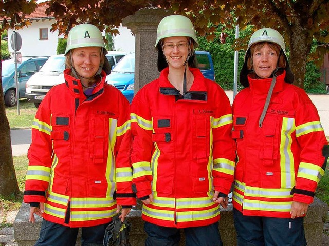 Mit Ramona Glattfelder, Anna Schneider...rwehrfrauen die neue Einsatzkleidung..  | Foto: Binner-schwarz