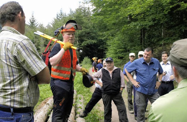 Waldbegehung: Stadtrte und Forstfachl...uen Gerten fr die Waldarbeiter gab.   | Foto: Ilona Hge
