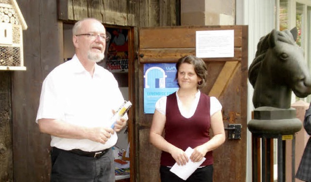 Tonio Palick und Heidi Hajosch erffnen die  Ausstellung.   | Foto: Steineck