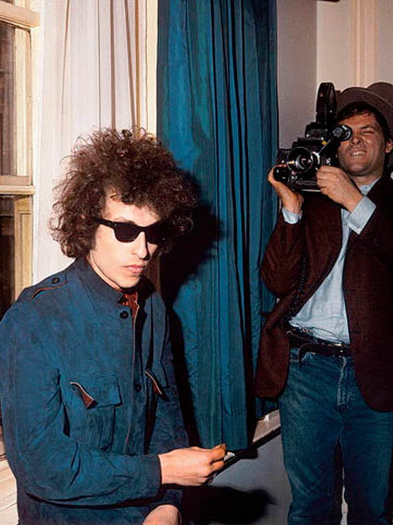 Im Mayfair Hotel, fotografiert am 3. Mai 1966. Interviews und Pressekonferenzen sind fr Bob Dylan oftmals eine Art Tennisspiel, in dem er seine Blle nach Belieben platziert - und meist gewinnt.