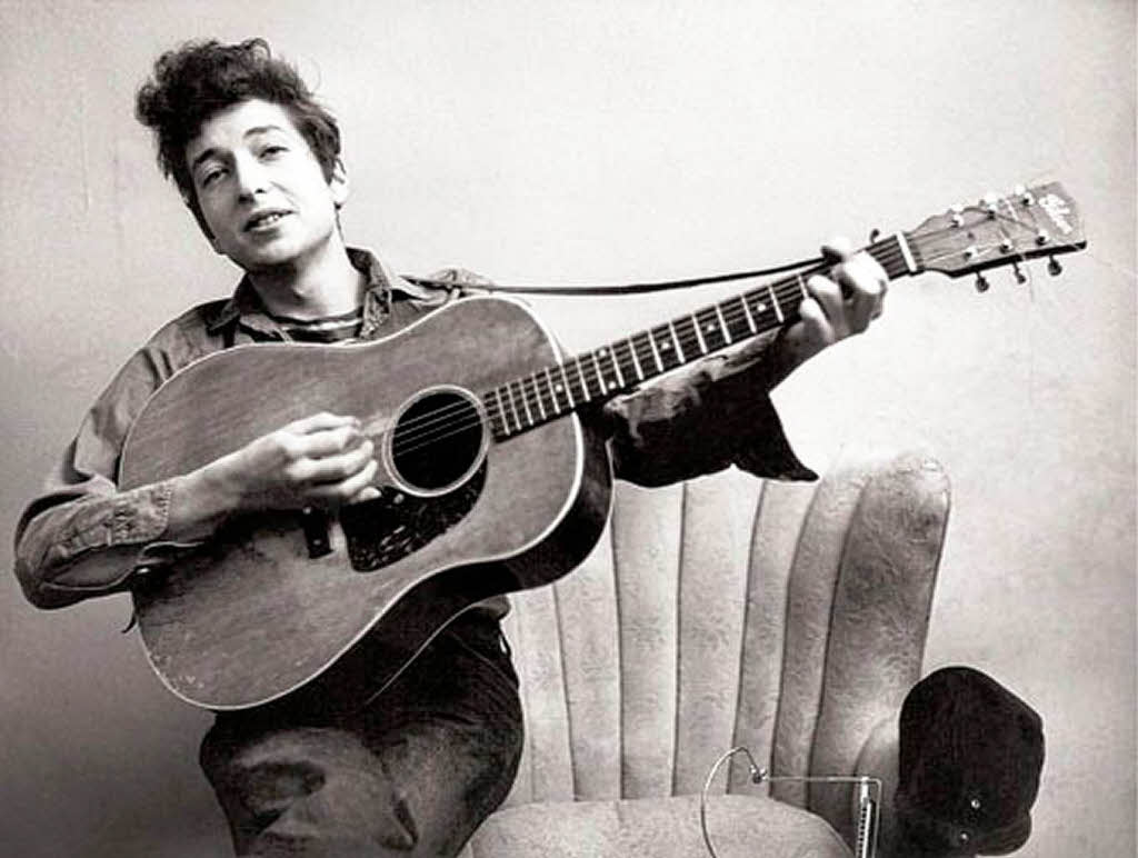 Seine erste Gitarre kauft Bob Dylan 1959, eine Martin 1949 00-17. Es folgt eine alte akustische Gibson. Mit ihr ist er auf dem Cover seines ersten Albums zu sehen - und auf diesem Foto, aufgenommen in New York City im September 1961.