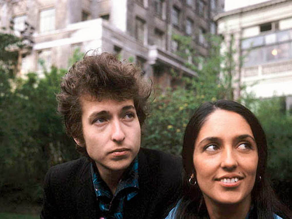 Joan Baez sagt ber Dylan: Bob drckt das aus, was all die Kids sagen wollen. Ich habe noch nie so was wie ihn gehrt. Wenn er anfngt, Hard Rain zu singen, kommen mir die Trnen und ich muss aus dem Zimmer gehen.  Gemeinsam treten sie zum ersten Mal beim Newport Festival 1963 auf.