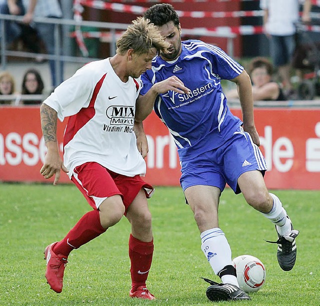 Der Dogerner Paul Lehmann (links) im Z...pf mit  Ismail Yeni vom VfB Waldshut.   | Foto: Michael Neubert