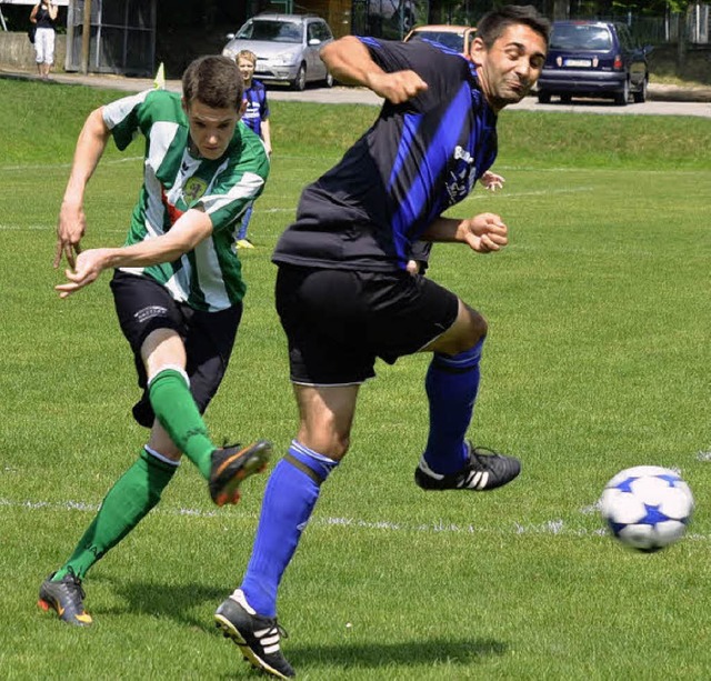 Alexander Schpflin (rechts, SF Schlie...felden 03)  zum 0:1 nicht verhindern.   | Foto: Felix Held