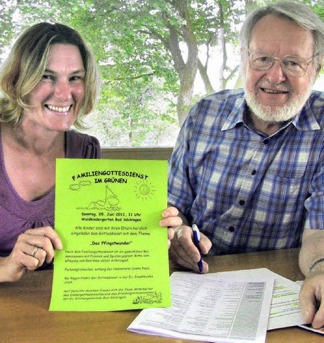 Christine Melzer und Klaus Zimmermann ...Gottesdienst im Waldkindergarten vor.   | Foto: michael gottstein