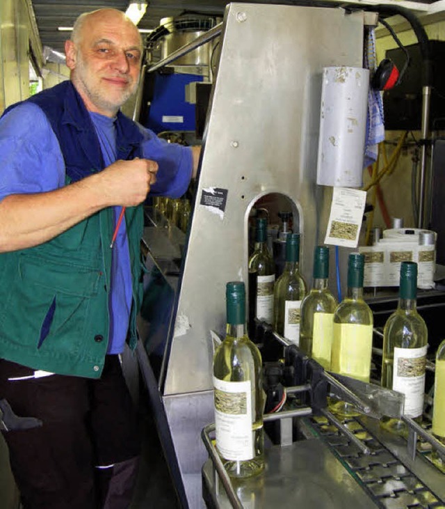 Im Innern der Flaschenabfllmaschine s...fr, dass alles richtig funktionierte.  | Foto: Vollmar