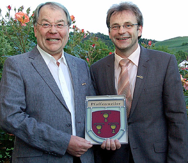 Brgermeister Dieter Hahn (rechts) ver...te Albert Keller aus dem Gemeinderat.   | Foto: tanja Bury