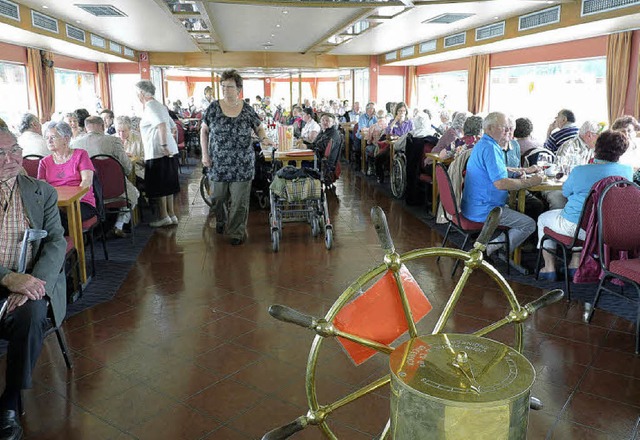 Senioren aus Breisach und Neuf-Brisach...emtlichen Kaffeefahrt auf dem Rhein.   | Foto: christine weirich