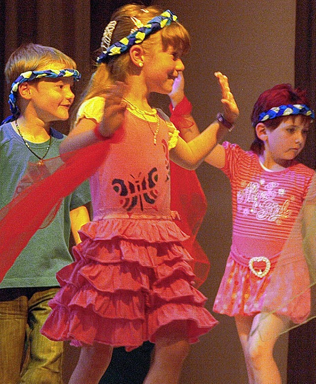 Die Kinder des Kindergartens Wittensch...ie eine riesige Torte im Gepck hatten  | Foto: Karin Stckl-Steinebrunner