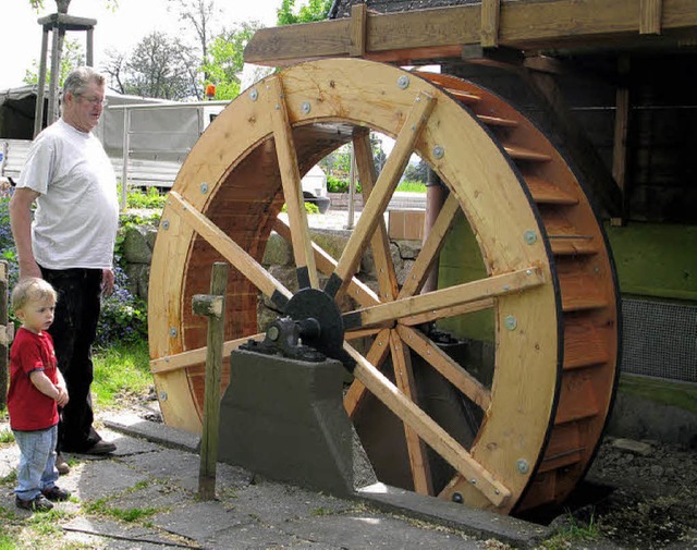 Eine prchtige Arbeit: Das Mhlrad von.... Auch Enkel  Jan schien beeindruckt.   | Foto: Spiegelhalter