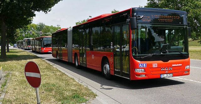 Zehn Busse in Kolonne: Der Schienenersatzverkehr rollte.   | Foto: K.Meyer