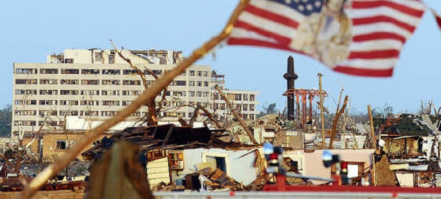 Ein zerstrtes Krankenhaus und davor d...r Wohnhuser: Joplin nach dem Tornado   | Foto: dpa