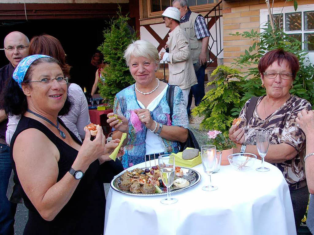 Erst gab’s Hppchen und Sekt, dann ging’s zum Public Viewing.