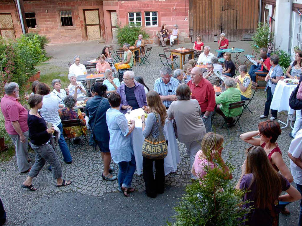 Erst gab’s Hppchen und Sekt, dann ging’s zum Public Viewing.