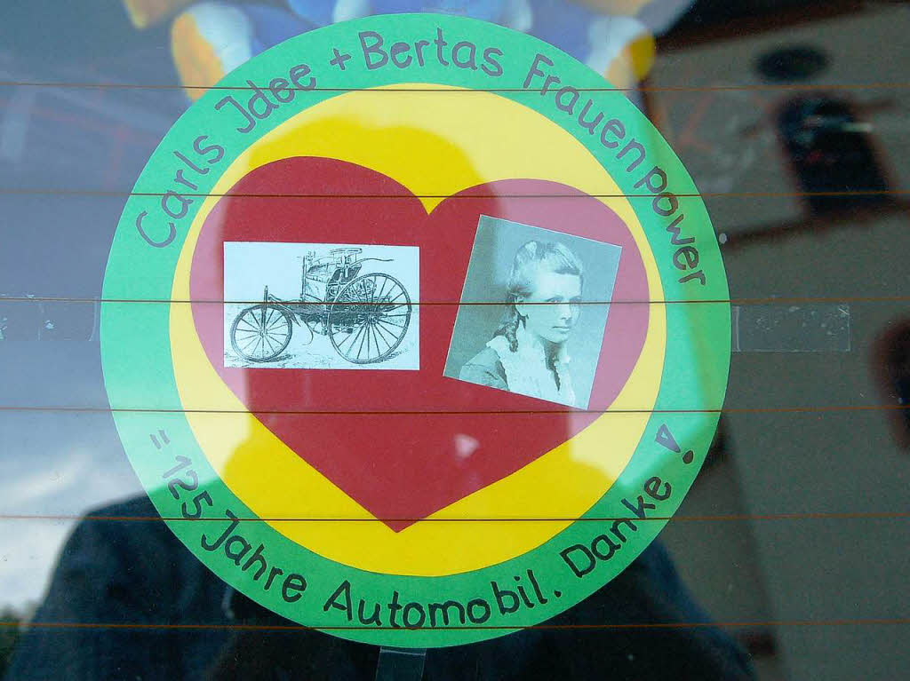 Eine Liebeserklrung an Carl und Bertha Benz an einem Auto.