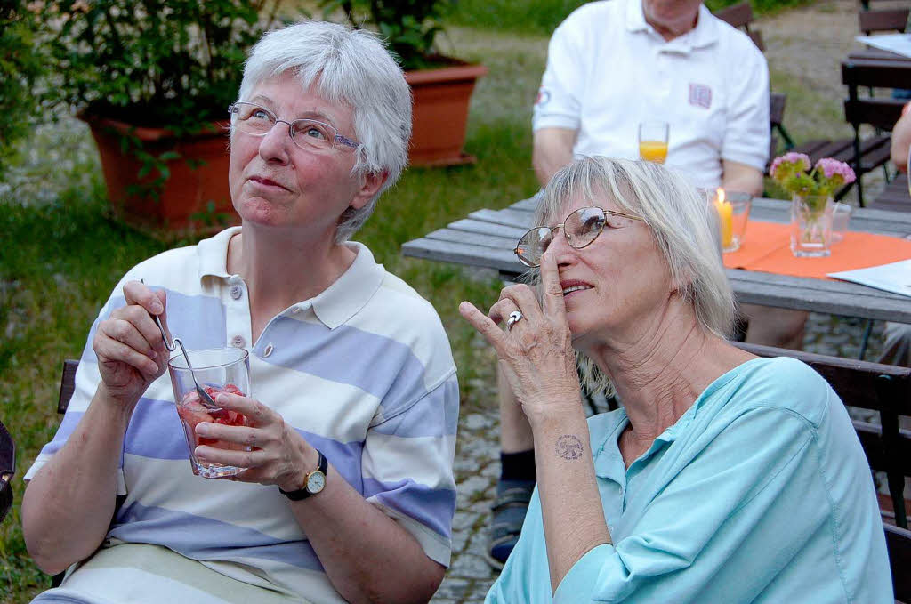 Erst gab’s Hppchen und Sekt, dann ging’s zum Public Viewing.