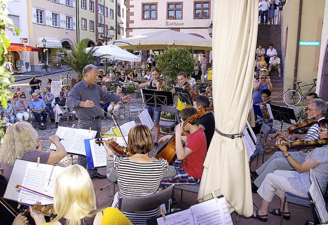 Der Streichmusikverein aus Horb-Betra ...f dem Endinger Marktplatz ein Konzert.  | Foto: Ernst H. Bilke