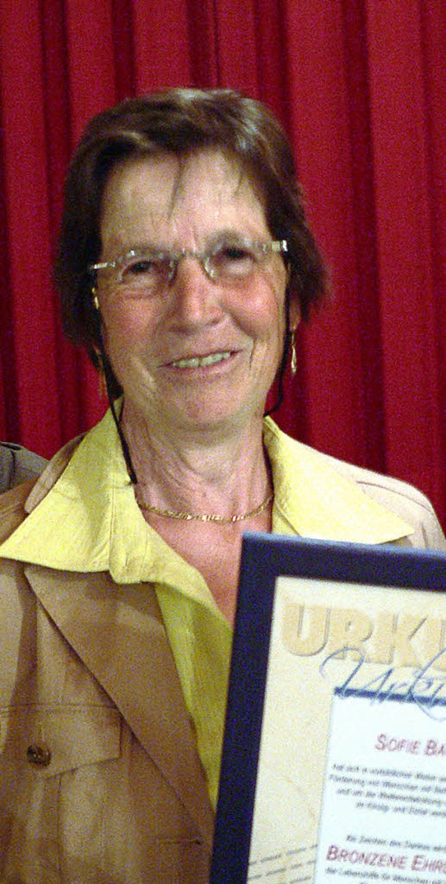 Bronzene Ehrennadel fr Sofie Baumer (Simonswald).   | Foto: Kurt Meier