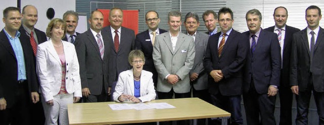 Die Vertreter der Firmen und Schulen, die den Vertrag unterschrieben haben.   | Foto: Liane Schilling