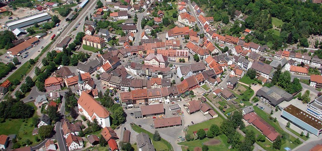 Die historische Innenstadt von Lffing...adtring und rechts neben der Kirche).   | Foto: Christa Maier