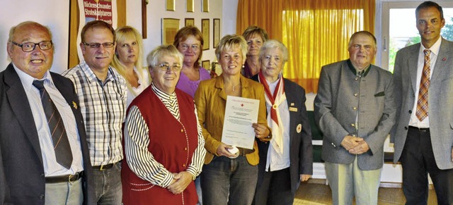 Brgermeister Stefan Dorfmeister (rech...r bereits 50 Mal zur Blutspende ging.   | Foto: Stefan Pichler