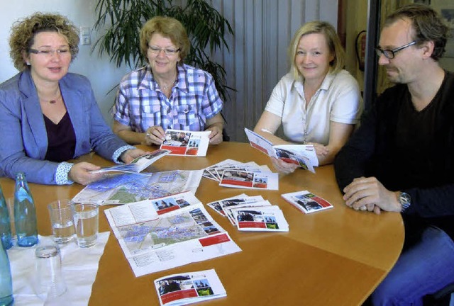 Zufrieden mit dem neuen Stadtplan vom ...e, Marion Borcherding und Karin Meyer.  | Foto: Sabine Model