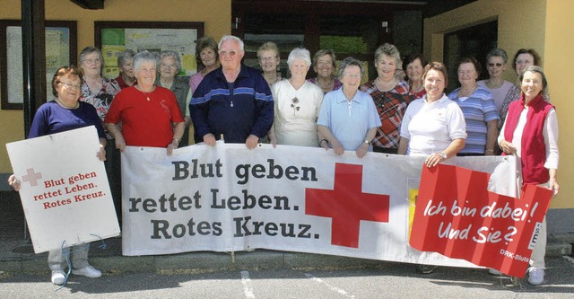 Sozialleiterin Cornelia Burczyk (Zweit...nde-Aktionen des DRK Ortsgruppe Wehr.   | Foto: elia ramsteck