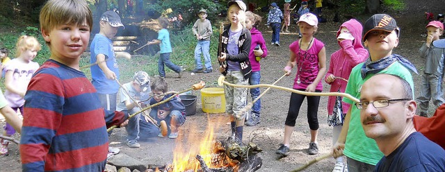 Ob Stockbrot, Wrstchen oder Apfelring... war das Grillen berm offenen Feuer.   | Foto: sabine vckt